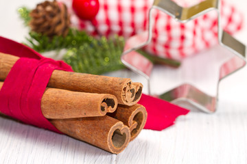 bastoncini di cannella e decorazioni Natalizie