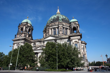 Fototapeta na wymiar Pomiędzy Szprewą i Berlin Cathedral Lustgarten