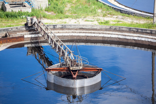 Mechanically driven scraper in sedimentation tank