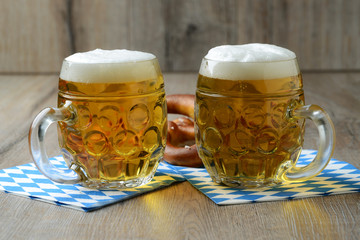Zwei Gläser Bier mit Laugenbrezel