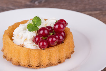 Cake basket with berries