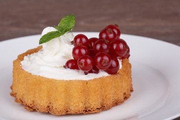 Cake basket with berries