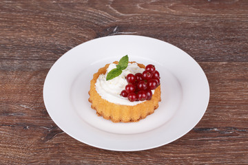 Cake basket with berries