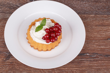 Cake basket with berries