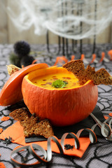 Kürbis mit Suppe und Körnerbrot