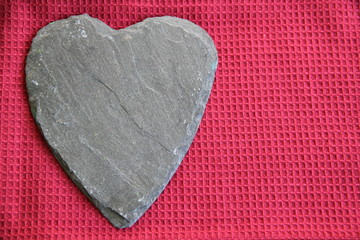 Herz auf dunkelrotem Stoff