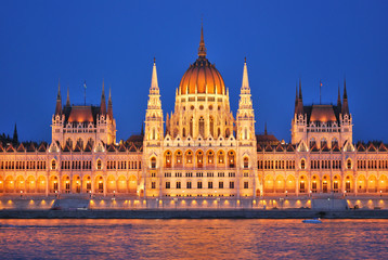 Fototapeta na wymiar Budapest Parliament at night