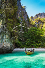 Boats at sea against the rocks in Thailand - obrazy, fototapety, plakaty