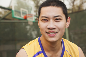 Naklejka premium Young man on the basketball court, portrait 