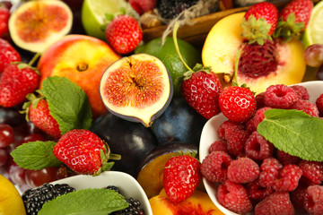 Fototapeta na wymiar Asortyment soczyste owoce i jagody tle