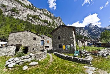 Fototapeta na wymiar Kamienny dom w Val di Mello