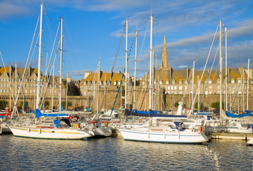 Fototapeta na wymiar Port w Saint Malo, Francja