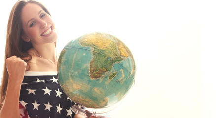 Hübsches Model mit Globus