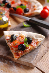 pizza italiana con pomodorini e olive nere