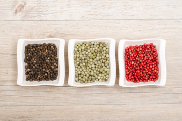 Schwarzer, grüner und roter Pfeffer