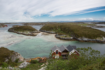 Fjordlandschaft mit Inseln in Norwegen