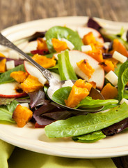 Salad with roasted pumpkin, apples and cheese