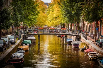 Zelfklevend Fotobehang Gracht in Amsterdam © sborisov
