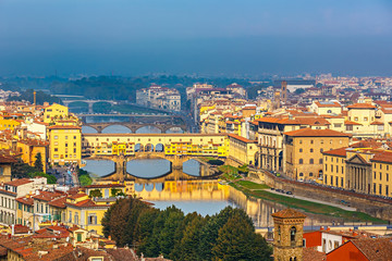 Fototapeta na wymiar Mosty nad rzeką Arno we Florencji