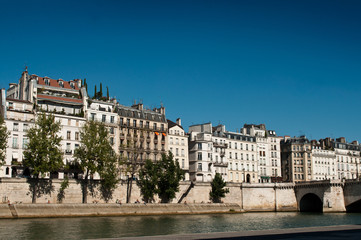 Fototapeta na wymiar Quai de Seine ile st Louis