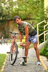 Obraz premium Gonflage du pneu d'un bícycle