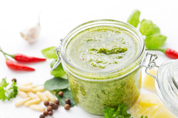 Grünes Pesto