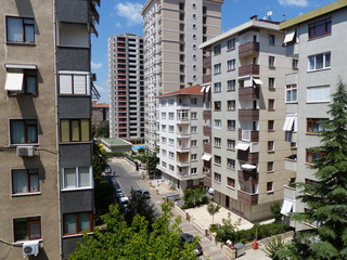 Moderne Wohnhäuser mit Wohnungen und Apartments im Sommer bei Sonnenschein im Stadtteil Erenköy...