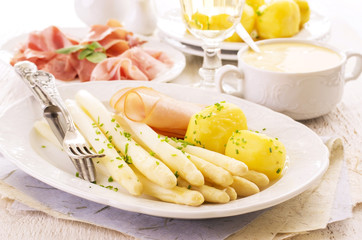 Spargel mit Schincken