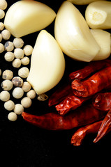 Cut garlic, white pepper and dried chili.