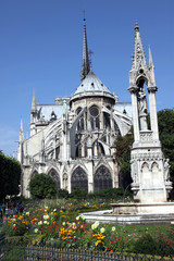 Fototapeta na wymiar Notre-Dame de Paris, square Jean XXIII