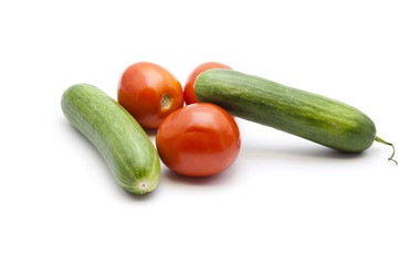 Frische Grüne Gurken mit Roten Tomaten