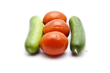 Frische Grüne Gurken mit  Tomaten