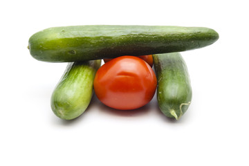 Frische Grüne Gurken mit Roten Tomaten
