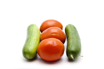 Frische Grüne Gurken mit Roten Tomaten