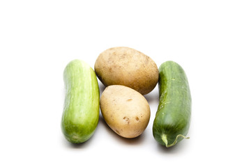 Frische Grüne Gurken mit Kartoffeln