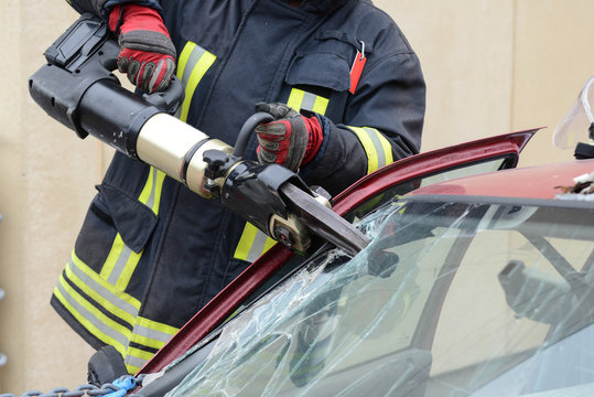 Feuerwehrmann mit hydraulischer Rettungsschere