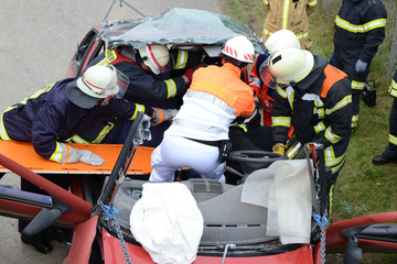Verkehrsunfall - Rettungskräfte befreien eingeklemmte Person