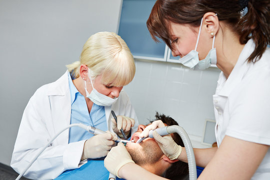 Zahnarzt operiert Patient