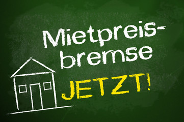 Kreidetafel mit Mietpreisbremse und Haus