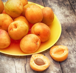 Fototapeta na wymiar fragrant apricots in the yellow bowl