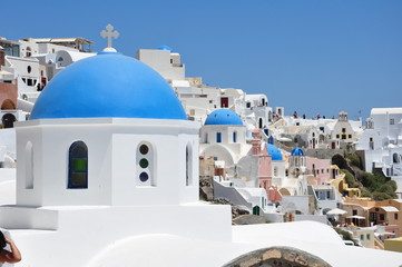 blaue Kuppeln auf Santorin, Griechenland