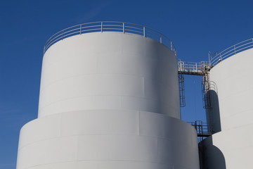 Weiße Tanks eines Tanklagers