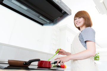料理をする女性