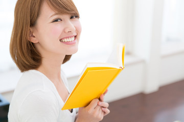 本を読む女性