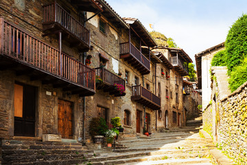 Fototapeta na wymiar Malowniczy widok starej katalońskiej wsi