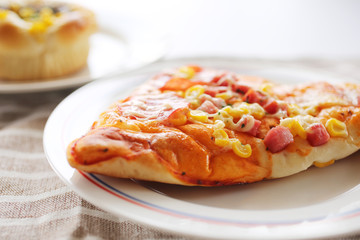 ピザパンとテーブルイメージ