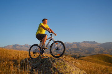 Fototapeta na wymiar Cyclist on the top of a hill