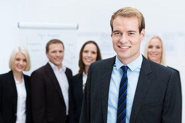 lächelnder manager mit seinem team