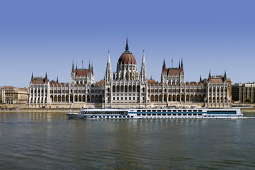 Fototapeta premium Danube river in Budapest in front of Hungarian Parliament