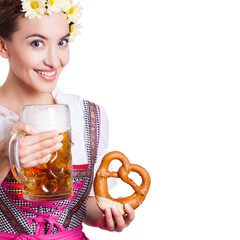 lächelne junge Frau im Dirndl